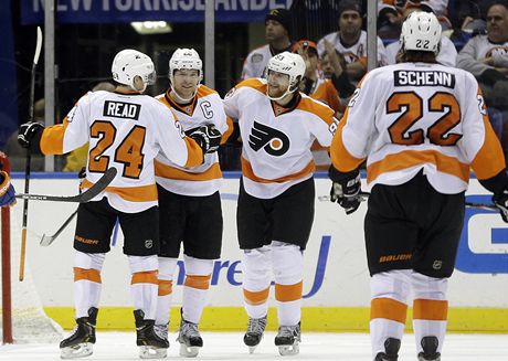 Hokejista Philadelphia Flyers' Claude Giroux, druhý zleva, oslavuje svj gól se spoluhrái Mattem Readem, Jakub Vorákem,druhý zprava a Lukem Schennem 