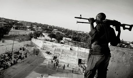 Jan Grarup z Dnska: srie "Basketbal en, Mogadio, Somlsko." Na fotografii je ozbrojen str, kterou plat somlsk basketbalov asociace, aby chrnila basketbalov ensk tm pi he v Mogadishu. Fotografie z 21. nora 2012.