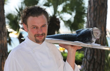 éfkucha Arnaud Donckele z restaurace La Vague d'or v Saint-Tropez na jihu Francie se stal novým dritelem tí hvzdiek ve známém Michelinov prvodci