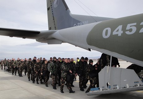 Na ádost o transport maarských voják krom Prahy reagovala i Litva s letouny Spartan.