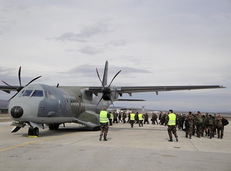 Se 114 lidmi se letouny zvedly z letit Kecskemet v úterý dopoledne, po pistání v kosovské Pritin zase nabraly stejný poet voják pro cestu zpátky.