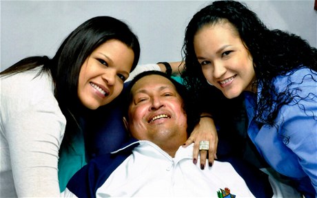 Venezuelská televize ukázala první fotografie Huga Cháveze po prosincové operaci rakoviny. Na snímku se svými dcerami. 