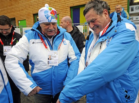 Prezident Václav Klaus navtívil 16. února djit mistrovství svta v biatlonu v Novém Mst na Morav. Vpravo je hejtman Kraje Vysoina Jií Bhounek. 