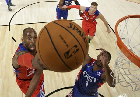 Basketbalista Kobe Bryant (vlevo) ze Západu a Chris Bosh z Východu pi Utkání hvzd.