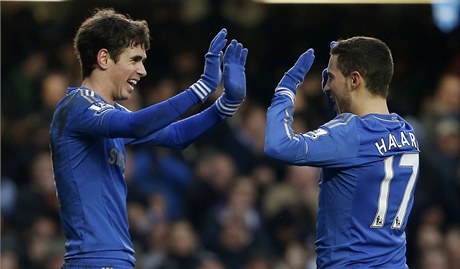 Radost fotbalist Chelsea Edena Hazarda (vpravo) a Oscara