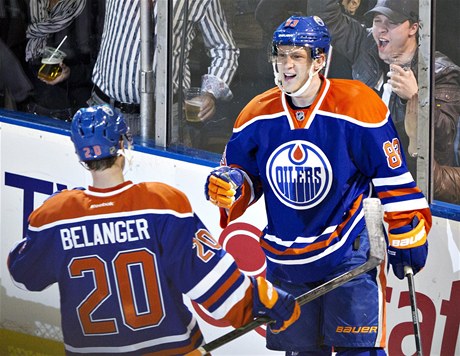 Hokejisté Edmontonu Oilers Ale Hemský (vpravo) a Eric Belanger