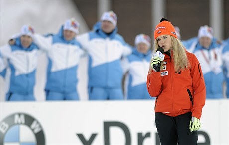 eská biatlonistka Gabriela Soukalová pi závreném ceremoniálu zazpívala