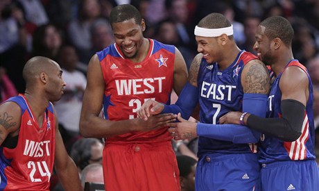 Basketbalisté Západu Kobe Bryant (vlevo) a Kevin Durant (vlevo uprostřed) a hráči Východu Carmelo Anthony s Dwyanem Wadem (vpravo) při utkání hvězd NBA  