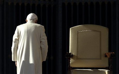 Papež Benedict XVI. opouští svatopetrské náměstí ve Vatikánu (listopad, 2011). 