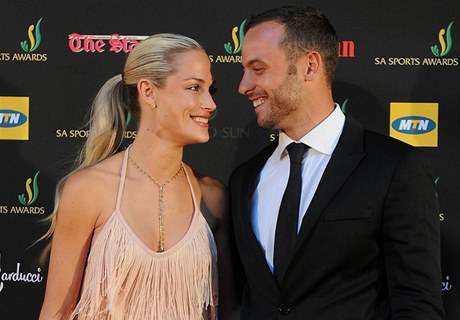 Reeva Steenkampová a Oscar Pistorius na snímku z listopadu 2012