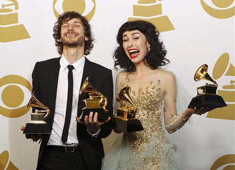 Gotye (vlevo) a Kimbra (vpravo) získali cenu za nahrávku roku.