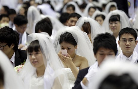 Hromadná svatba moonist v Jiní Koreji.