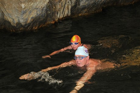 Skupina otuilci proplavala v Punkevních jeskyních 430 metr dlouhou trasu na íce Punkv