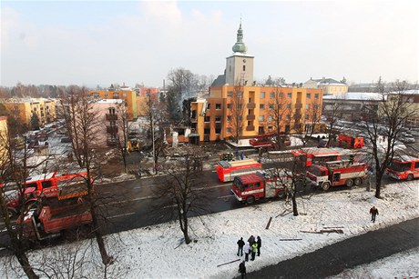 Okolí domu, který zaal hoet na následky exploze.