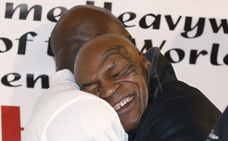 Evander Holyfield objímá Mike Tysona (elem)