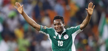 Fotbalista Nigérie Mikel slaví triumf na Africkém poháru.