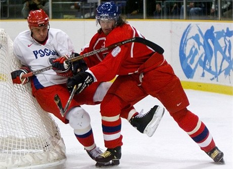 Jágr v souboji s ruským hráem na olympiád v Naganu.