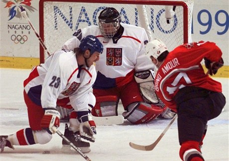 Petr Svoboda blokuje střelu Kanaďana Brind'Amoura. Snímek je z olympiády v Naganu 1998