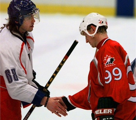 Jaromír Jágr a Wayne Gretzky z olympiády v Naganu 1998