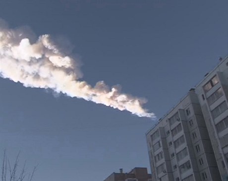 Padající objekt nad obytnými domy v uralském eljabinsku má být ást meteorického roje.