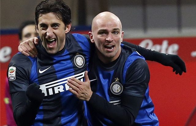 Fotbalisté Interu Milán Diego Milito (vlevo) a Esteban Cambiasso