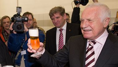 Prezident Vclav Klaus slavnostn zahjil provoz nov plnrny plechovek v eskobudjovickm pivovaru Budvar