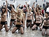 Feministky z hnutí Femen slavily odchod papee. Polonahé ped paískou...