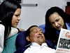 Venezuelská televize ukázala první fotografie Huga Cháveze po prosincové operaci rakoviny. Na snímku se svými dcerami 