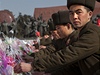 Vojáci pokládají kvtiny na Kimv pomník