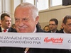Prezident Václav Klaus slavnostn zahájil provoz nové plnírny plechovek v eskobudjovickém pivovaru Budvar