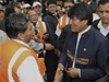 Bolívijský prezident Evo Morales si potsá rukou se zamstnancem letit ve mst Cochabamba.