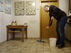 Pravideln se bankovní editel Breiter také chápe kbelíku a mopu, aby vytel podlahu v celé budov.