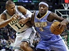 Basketbalista Bostonu Celtics Leandro Barbosa (vlevo) a  Ty Lawson z Denveru Nuggets