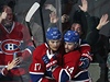 Radost hokejist Montrealu Canadians Tomáe Plekance (vpravo) a Reného Bourquea
