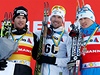 Bci na lyích Johan Olsson (uprosted), Dario Cologna (vlevo) a Alexandr Legkov