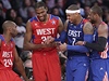 Basketbalisté Západu Kobe Bryant (vlevo) a Kevin Durant (vlevo uprosted) a hrái Východu Carmelo Anthony s Dwyanem Wadem (vpravo) pi utkání hvzd NBA  