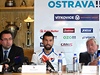 Fotbalista Milan Baro se vrací do Baníku Ostrava. Vlevo je pedseda pedstavenstva FC Baník Ostrava Petr afarík, vpravo agent Pavel Paska