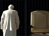 Pape Benedict XVI. opout svatopetrsk nmst ve Vatiknu (listopad, 2011). 
