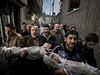 Vítzná fotografie soute World press photo. Na snímku z 20. listopadu 2012 nesou mui v Gaze tla dvou mrtvých dtí.