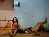 Maika Elan z Vietnamu: Fotografie zachycuje Phan Thi Thuy Vy a Dang Thi Bich Bay, které spolu byly jeden rok. Sledují televizi a odpo�ívají po studiu na �kole Da Nang. Fotografie z 22. �ervna 2012.