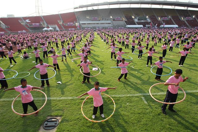 Tisíce lidí v Thajsku kroužily obručí hula hop. Překonaly rekord |  Zajímavosti | Lidovky.cz