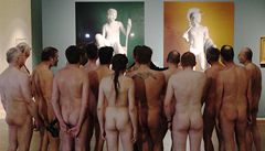 Skupinka nudistů vyrazila na výstavu Nazí muži