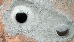 NASA slaví úsp�ch. Sonda Curiosity vyvrtala díru do kamene