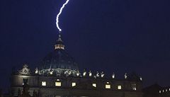 Papež rezignoval a do baziliky udeřil blesk. Znamení?