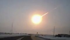Pád meteoritu na Urale způsobil značné škody, další planetka Zemi těsně minula