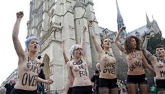 Femen vadí hlavn papev postoj vi homosexuálním meninám. 