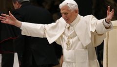 Odcházím pro dobro církve, promluvil papež k věřícím 