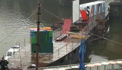 Neplnovanou plavbu przdnho parnku zastavil a most
