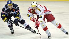 Vítkovice - Slavia Praha. Zleva Tomá Voráek z Vítkovic a Tomá Hertl ze Slavie