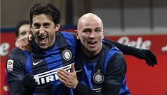 Fotbalisté Interu Milán Diego Milito (vlevo) a Esteban Cambiasso | na serveru Lidovky.cz | aktuální zprávy